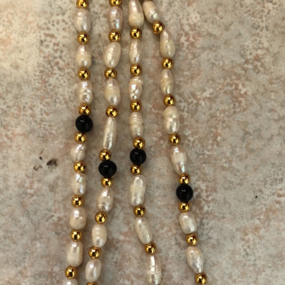 15 in long 4 strand fresh water pearl/black onyx multi strand necklace. - Picture 4 of 5
